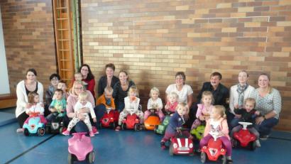 Bild: amö
Zum Abschluss des Mutter-Kind-Turnkurses fand ein Bobbycar-Rennen statt.