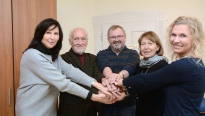 Bild: gsb
Sie arbeiten Hand in Hand zugunsten der Bedürftigen in Weiden (von links): Gleichstellungsbeauftragte Monika Langner, Kurt Hannuth, Vorsitzender des Lions-Hilfswerks, Anton Forster vom Lions-Präsidium, Marie-Luise Schindler (Caritas-Schwangerschaftsberatung) und Raimunda Schulze, Leiterin der Beratungsstelle.