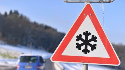 Bild: Foto: Uwe Anspach/dpa
Dieses Schild warnt Autofahrer vor der Gefahr winterlicher Straßenglätte.