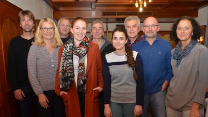 Bild: dob
Bei der Saisonabschlussfeier im Gasthof "Schübl'adl" ehrt Abteilungsleiter Franz Wolf (links) die Sieger des Mixed-Doppel-Turniers. Hinter den Sportlern liegt wieder ein erfolgreiches Jahr.