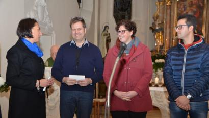 Bild: dob
Frauenbund-Vorsitzende Ulrike Gösl überreicht Thomas Winderl, Kathrin Scheibl und Markus Uschold (von links), die den Kinderchor Roggenstein leiten, eine 300-Euro-Spende.