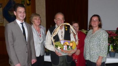 Bild: fm
Verabschiedung von Erhard Höfler mit (von links) Bürgermeister Jörg Fritsch, Marga Hirschinger, Erhard Höfler, Gabi Bleisteiner, Nadine von Hassel-Geiger.