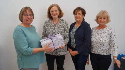 Bild: du
Die Leiterin der Diözesanstelle Regensburg des St.-Michaels-Bundes München, Ursula Pusch (Zweite von links) bekommt in der Jahreshauptversammlung der Kreisarbeitsgemeinschaft Katholischer Büchereien von Agnes Mächtl, Gertie Kreuzer und Marieluise Uebelacker (von links) zum Abschied in den Ruhestand ein Geschenk.