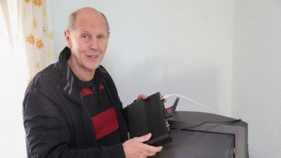 Bild: rw
Wolfgang Hoffmann, Fernsehtechniker bei Radio Krause, schließt einen digitalen Receiver an ein Röhrengerät an. Ohne diese technische Hilfe würde der Bildschirm schwarz bleiben.