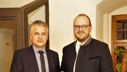 Bild: arw
Landrat Andreas Meier (rechts) überreicht die Urkunde an Bürgermeister Thomas Meiler.