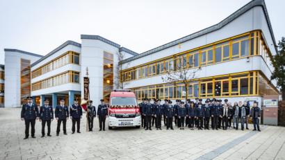 Bild: exb
Die Kameraden aus Haselmühl, Hiltersdorf und Theuern freuen sich für die Kollegen aus Kümmersbruck. Mit dem neuen Mannschaftstransportwagen, kurz MTW, kann im Einsatzfall weiteres oder nachrückendes Personal zur Einsatzstelle gebracht werden.