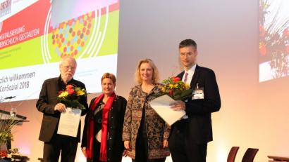 Bild:  Dr. Loew Soziale Dienstleistungen
Sandra Loew, Geschäftsführerin von Dr. Loew Soziale Dienstleistungen (Zweite von links) und die Bayerische Staatsministerin für Soziales, Kerstin Schreyer, verliehen die Preise an Professor Heiner Keupp (links) und Florian Bödecker (rechts).	Bild: Dr. Loew Soziale Dienstleistungen