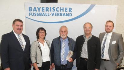 Bild: dob
Rosemarie Hirmer aus Erpetshof (Zweite von links) erhält am Sonntag im Klosterstadel in Pielenhofen die höchste Auszeichnun, die eine Ehrenamtliche vom Deutschen und Bayerischen Fußballverband bekommen kann. Kreisspielleiter Albert Kellner, der ehemalige Kreisehrenamtsbeauftragte des Kreises Amberg/Weiden, Josef Gläßl, SV-Ehrenvorsitzender Hans-Werner Anzer und Kreisehrenamtsbeauftragter Christoph Kellner (von links) gratulieren.