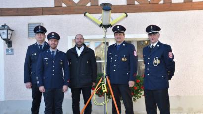 Bild: whw
Gerätewart Stefan Brüderer, Kassier Andreas Eckert, Bürgermeister Max Schwärzer, Vorsitzender Hermann Lorenz und Kommandant Konrad Helgert mit der neuen LED-Einsatzstellenbeleuchtung.