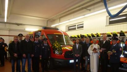 Bild: bk
Die Kaltenbrunner Feuerwehr ist stolz auf ihr neues Mehrzweckfahrzeug, das im Beisein vieler Gäste gesegnet wird. .