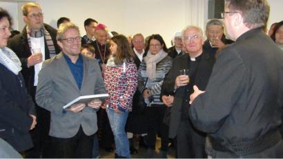 Bild: sck
Beim Stehempfang beschenkt Dekan Flasinski den neugeweihten Diakon Patrick Martin.