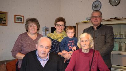 Bild: bnr
Viele Glückwünsche konnte Alois Demleitner zu seinem 85. Geburtstag entgegennehmen. Zu den ersten Gratulanten gehörten seine Frau Maria, Tochter Irmgard, die Schwiegertochter mit Enkelin Eva und Bürgermeister Richard Tischler.