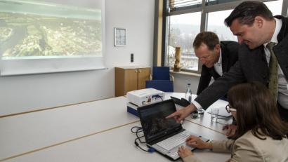 Bild: Hösamer
Landrat Thomas Ebeling, der Sachgebietsleiter Wirtschaftsförderung und Kreisentwicklung, Christian Meyer (stehend, von rechts), und Regionalmanagerin Verena Frauenknecht stellen die "virtuellen Aussichtstürme" im Landratsamt vor.