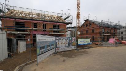 Bild: Hösamer
An der Lampartstraße baut das "Katholische Wohnungsbau- und Siedlungswerk der Diözese Regensburg derzeit Mehrfamilienhäuser, die günstigen Wohnraum für Familien bieten sollen.