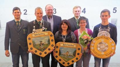 Bild: bö
Sie sind die neuen Würdenträger beim Schützenverein D´Lautrachtaler in Ransbach. von links Markus Finn, Schützenmeister und Schützenkönig Matthias Sperl, 2. Bürgermeister Manfred Braun, Schützenliesl Jessica Finn, Engelbert Lutter, Tanja Sperl und Jugendkönig Marco Sperl.