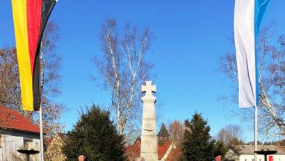Bild: ld
Bürgermeister Ludwig König mahnt, die Gefallenen und Opfer beider Weltkriege nicht zu vergessen, auch wenn die Zeitzeugen immer weniger werden.