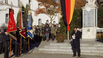 Bild: mmj
Bei seiner Ansprache vor dem Kriegerdenkmal rief Bürgermeister Manfred Dirscherl zu gegenseitigem Respekt und Akzeptanz auf.
