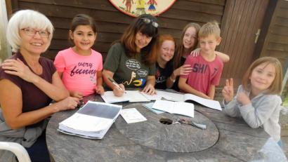 Bild: hai
Unter der Regie von Karin Gillich (links) und Claudia Fischer (Dritte von links) probt die Kindergruppe mit Klara Difini, Tom und Emely Zettlmeisl, Serafina Döring und Leila Abdulla (von rechts) seit September für ihre Auftritte.