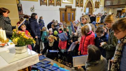 Bild: fdl
Nach dem Familiengottesdienst dürfen die Kinder ein selbst gestaltetes Bild als Erinnerung an die Kinderbibelwoche mitnehmen.