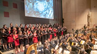 Bild: Jörg Otto
Leidenschaftliche Sänger treffen auf ein großartiges Orchester: „Singing Witt“ begeistert wieder einmal ein volles Haus mit einem toll inszenierten Programm – und das für den guten Zweck.