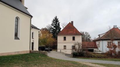 Bild: bsc
Die Wiederbesetzung der verwaisten Arztpraxis (Mitte) wünschen sich vor allem viele ältere Bürger in Friedenfels. Die zentrale Lage in der Ortsmitte an der Kirche (links) sowie an der Grundschule (rechts) war in den zurückliegenden Jahrzehnten aber auch bei auswärtigen Patienten beliebt.