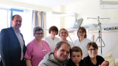 Bild: exb
Glückwünsche im Klinikum Fichtelgebirge: Stellvertretender Geschäftsführer Alexander Meyer, Hebamme Gabriele Gehr, Kinderkrankenschwester Iris Thümmler, Chefärztin Dr. Maria Dietrich und Kathrin Schwientek (Stationsleiterin der A4) gratulieren Julia und Tobias Müller sowie dem großen Bruder Elias zur Geburt von Luca.
