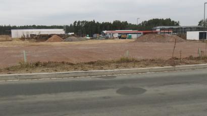 Bild: Köppl
Im Industriegebiet West sprießen die Betriebe nur so aus dem Boden. Weitere Neuansiedelungen folgen. Deshalb wird der Markt ab der Bürgermeister-Birkmüller-Straße eine neue Stichstraße bauen, die vorerst mit einem Wendehammer endet.