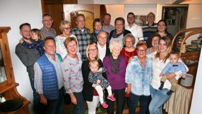 Bild: hai
Ihrer dreifachen Uroma Ernestina Horn (vorne, Vierte von rechts) gratulieren zum 90. Geburtstag (von links) Harald und Heidi Horn, Anja Siegl mit Tochter Lina, Erich Horn, Emmi Horn, Renate Zrenner, Marga und Natalie Horn mit Sohn Leo, (hinten von links) Patrick Horn mit Tochter Lilly, Werner Zrenner, Rosi Pecher, Werner und Gerlinde Horn, Richard Pecher, Kuni Breiter, Mark Siegl sowie Reinhard und Tina Horn.