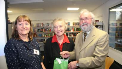 Bild: wro
Die Leiterin der Stadtbücherei, Angelika Stammel (links), bedankt sich bei ihren Gästen mit einer Geschenktüte.