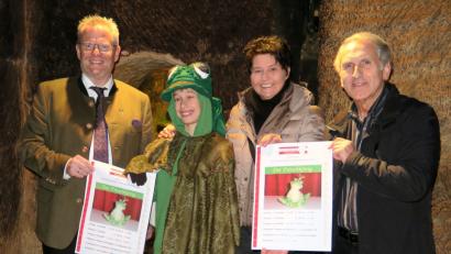 Bild: Hirsch
Oberbürgermeister Andreas Feller, "Frosch" Fabian Wolf, Projektleiterin Manuela Pürzel-Lehner und Vorsitzender Johann Wilhelm (von links) werben für die Aufführungen der "Theaterbühne" im Schwandorfer Felsenkeller-Labyrinth.