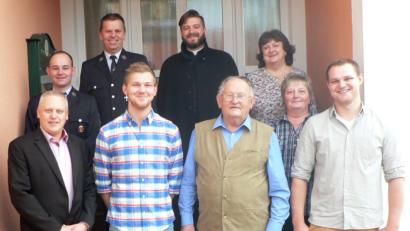 Bild: lep
Seine Enkel – im Bild Alexander (rechts) und Manuel (vorne, Zweiter von links) – sind der ganze Stolz von Ludwig Lehner (vorne, Zweiter von rechts). Bürgermeister Jürgen Kürzinger (vorne, links) verbindet mit den Glückwünschen zum 80. Geburtstag den Dank für die langjährige Arbeit als Gemeinderat. Weitere Gratulanten sind Kaplan Thomasz Rostek vom Pfarreienverbund Auerbach (hinten, Mitte) sowie Vertreter des Pfarrgemeinderats (Sabine Frohnhöfer und Regina Sporrer, rechts) und der Feuerwehr Neuzirkendorf (Patrick Fischer und Hubert Linhardt).