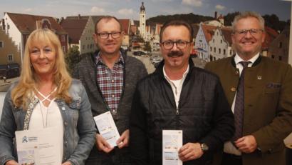 Bild: Hirsch
Oberbürgermeister Andreas Feller (rechts) verlieh Karin Schindler. Dr. Norbert Frank und Herbert Suttner (von links )die blaue Ehrenamtskarte.