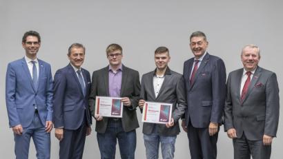 Bild: Moosburger
Markus Leczycki und Otmar Zisler von Eon mit den Preisträgern Tobias Paulus und Sebastian Beierl (von links). Es gratulierten Georg Haber (rechts) und Jürgen Kilger von der Handwerkskammer.