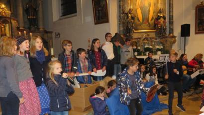 Bild: adj
Eindrucksvoll gestalten die Kinder das Singspiel in der katholischen Pfarrkirche.
