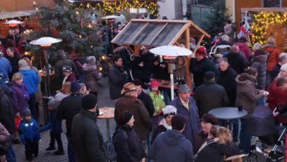 Bild: ohr
Der 13. Weihnachtsmarkt des Skiclubs Stulln im Vierseithof der Familie Sorgenfrei war erneut ein Besuchermagnet.