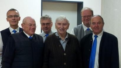 Bild: exb
Zum 100. Geburtstag gratulierten Hans Galli (Vierter von links) Präfekt Alois Kleierl, Ehrenmitglied Egon Birner, Präfekt Anton Richthammer, Präfekt Hans Leipold und Ehrenpräfekt Fritz Leipold (von links).