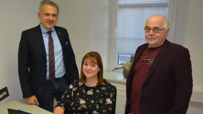 Bild: jr
Christiane Bleistein leitet seit 1. Oktober das neu eröffnete Seniorenbüro, das im ersten Stock des Mehrgenerationenhauses untergebracht ist. Dreimal in der Woche ist sie dort für die Senioren Ansprechpartner in nahezu allen Fragen. Bürgermeister Roland Grillmeier (links) und Seniorenbeauftragter Ernst Bayer wünschen ihr einen guten Einstand.