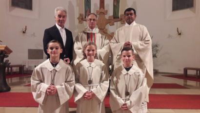 Bild: bk
Die drei neuen Ministranten Paul Leistner, Luisa Mägerl und Julia Lehnert (von links) mit Pfarrer Varghese Puthenchira, Pater Prince und PGR-Sprecher Wolfgang Krauß.