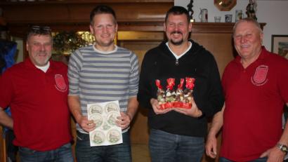 Bild: fvo
Im Bild stellvertretend für die Neuaufnahmen Michael Menner (Zweiter von links) aus Albersrieth mit den sieben Bierfilzln als Aufnahmeantrag und für die Geehrten der Vohenstraußer Karsten Runkel (Zweiter von rechts).
