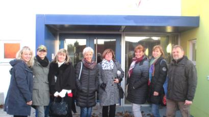 Bild: fvo
Tandembeauftragte und Organisatorin Martina Lorenz (links) und Sprachmittler Alfons Reger (rechts) mit den Gästen aus Tschechien