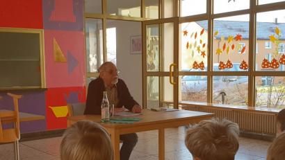 Bild: exb
Mundartdichter Paul Neugirg liest in der Grundschule Krummennaab.