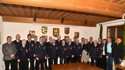 Bild: bey
Bürgermeister Rainer Rewitzer, Landrat Andreas Meier (von links), die Fraktionssprecher Josef Windirsch, Werner Rieß, Claudia Poxleitner, Kreisbrandmeister Martin Schmidt, Kreisbrandinspektor Martin Weig, stellvertretender Kreisbrandrat Wolfgang Schwarz sowie Pleysteins Zweite Bürgermeisterin Andrea Lang (rechts) nehmen die Vielzahl der geehrten Wehrmänner in ihre Mitte.