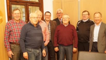 Bild: arw
Als neue Feldgeschworene werden Hans Greiner und Willi Lohwasser (von rechts) vereidigt. Mit im Bild die weiteren Feldgeschworenen Peter Menkarski, Peter Neuper zugleich Obmann, Georg Kreuzer und Josef Singer sowie Bürgermeister Rupert Troppmann und Geschäftsführer Peter Forster.