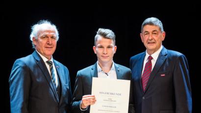 Bild: exb
Franz Xaver Peteranderl (links), Präsident des Bayerischen Handwerkstages, und Georg Haber (rechts), Handwerkskammer Niederbayern-Oberpfalz, gratulieren Thomas Lebegern.