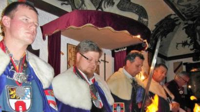 Bild: hl
Florian von Rosenburg, Sebastien Graf von Reichenbach-Goschütz, Großmeister Werner von Podewils, Wolf vom Seegrund und Herbert von Podewils (von links) gedenken der verstorbenen Recken des Ritterbundes.