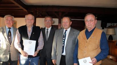 Bild: cs
Seit 45 Jahren halten Ewald Skala (rechts) und Werner Grüner (Zweiter von links) der Soldaten- und Kriegerkameradschaft Auerbach die Treue. Bei der Jahreshauptversammlung, eröffnet durch Lukas Brendel mit seinem Trompetenvortrag vom „Guten Kameraden“, konnten sie die Treuenadel und die Urkunde entgegennehmen.