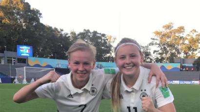 Bild: Horward/DFB
Laura Donhauser (links) und Vanessa Fudalla freuen sich über den Einzug ins Viertelfinale. Die beiden spielen nicht nur in der U17-Nationalmannschaft zusammen, sondern auch beim FC Bayern München.