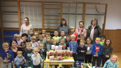 Bild: sip
Die stolzen Kinderhauskinder mit ihren Erzieherinnen und Frau Schneider und Frau Gmeiner als Vertreter der Erbendorfer Tafel.Spenden für die Mitterteicher Tafel