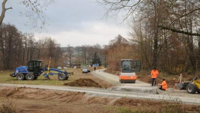 Bild: bey
Der Fußweg aus Luhe kommend (rechts) teilt sich in den direkten Fußweg zum Nettomarkt (links) und zum künftigen Baugebiet "Breiter Rain" (rechts). Die Fußgängerbrücke über die Luhe wird aber jahreszeitlich bedingt erst im Frühjahr auf die Widerlager aufgesetzt.