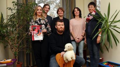 Bild: Wolfgang Steinbacher
Melissa Sitorius, Julia Herzog und Andrea Graf vom SkF (von links) präsentieren gemeinsam mit den Pflegeeltern Doris Adunka, Daniela Zimmermann und Marcel Morgenstern (von rechts) das Thema Pflegefamilien, für das der Sozialdienst katholischer Frauen dringend Verstärkung in Stadt und Landkreis sucht. Dass Interessenten ein großes Herz für Kinder haben müssen, zeigt Marcel Morgenstern, der nicht nur fürs Foto auf den Schaukelelefant steigt.